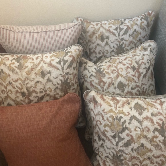 Beautiful Brand New Never Used Pillows (6) - Picture 4 of 9